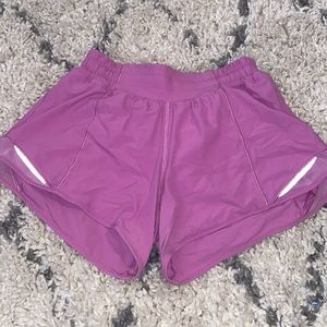 lululemon magenta glow hotty hot 4” shorts